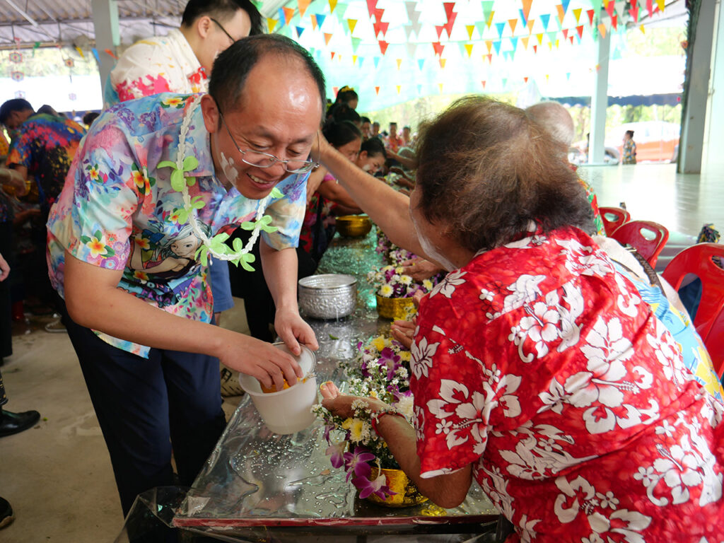 อุดรโพแทช ร่วมรดน้ำดำหัวผู้สูงอายุ กตัญญูเชิดชูผู้สูงอายุ องค์การบริหารส่วนตำบลโนนสูง