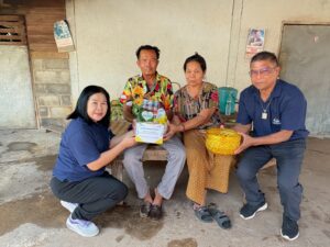 LINE_ALBUM_รดน้ำดำหัวผู้สนับสนุนโครงการ ในเขต อ.ประจักษ์ฯ_260410_3